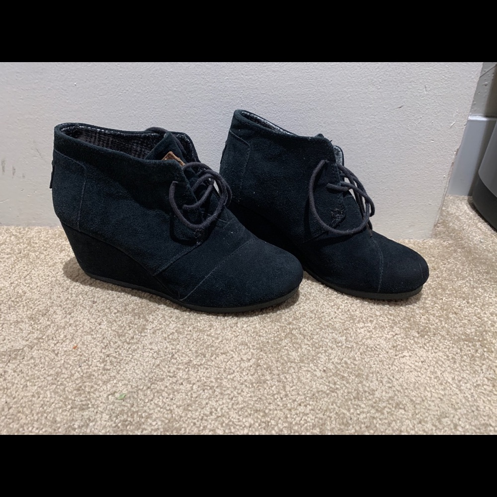 Adorable Black suede wedge desert booties by Toms
